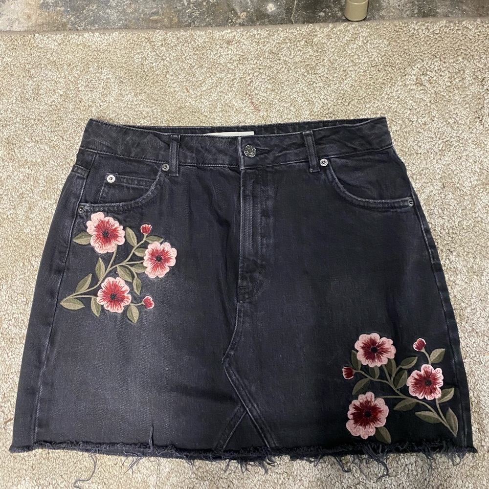 Denim skirt w/embroidery